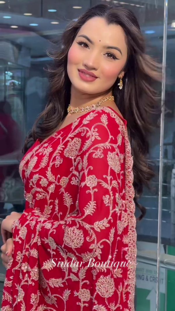 ✨ Exquisite Banarasi Silk Saree – A Timeless Treasure! ✨ - Image 2